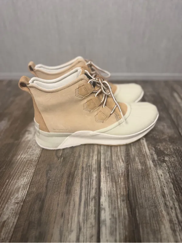 Sorel Women's Tan and White Waterproof Platform Ankle Boot Size 10.5 - Image 9