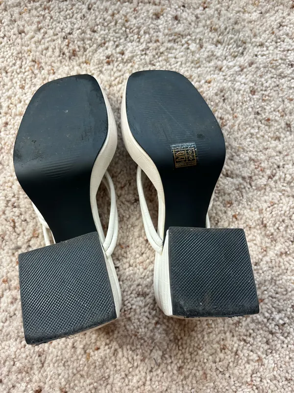 White strappy block heels Size 7 - Image 4