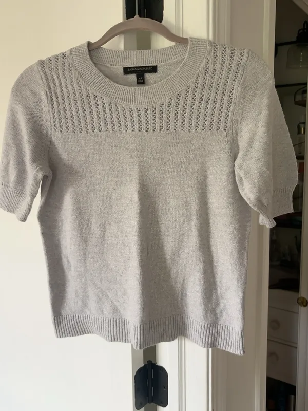 Banana Republic Gray Pointelle Puff Sleeve Sweater Tee XS - Image 2
