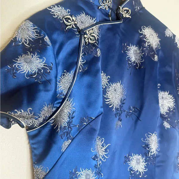 Vtg Cheongsam Dress Blue Floral Mandarin Collar Midi Length Frog Closure - Image 3