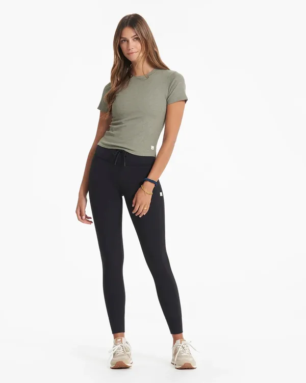 Vuori Pose Fitted Tee Laurel Heather - Image 2