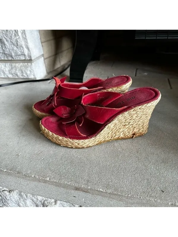 Me Too red flower wedge sandal size 7 - Image 8