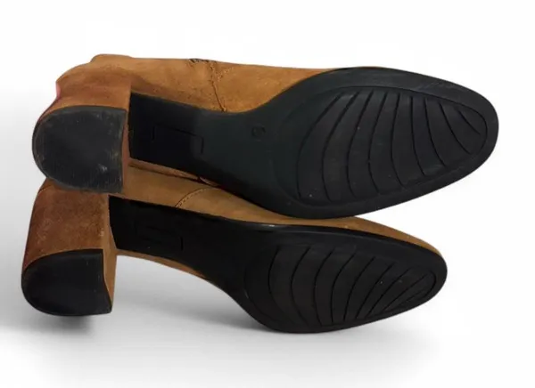Brown suede ankle boots with a pointed toe Size 10 - Image 3