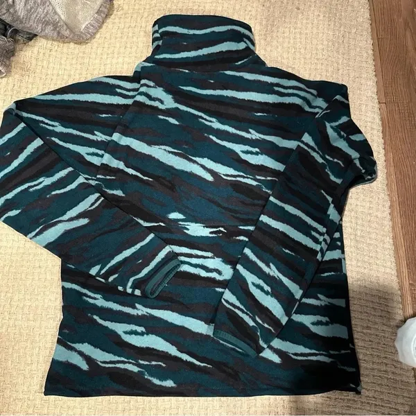 The North Face Womens Pullover Sweater Turtle Neck Medium Green Animal Print - Image 12