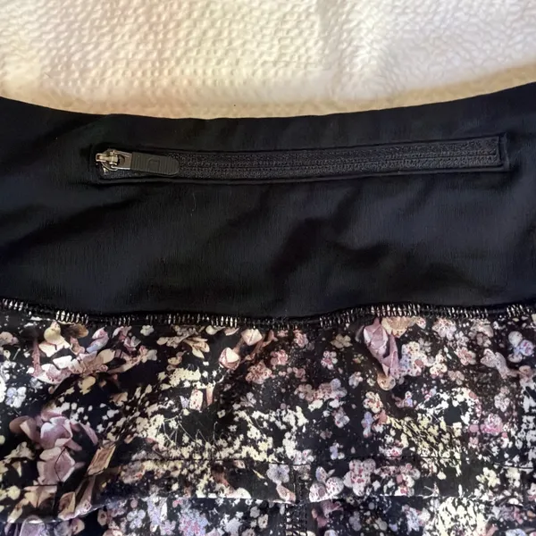Lululemon Speed Up Shorts in the "Floral Spritz Multi" print Sz4 - Image 3