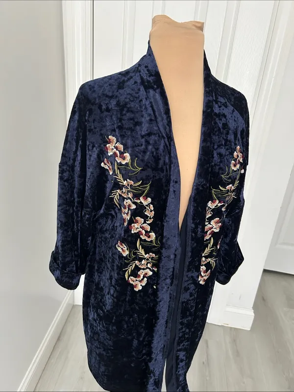 She + Sky Navy Crushed Velvet Embroidered Kimono - Image 5