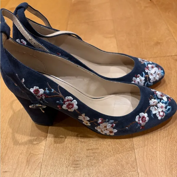 White House black market Bethany blue suede embroidered shoes 8.5 - Image 2