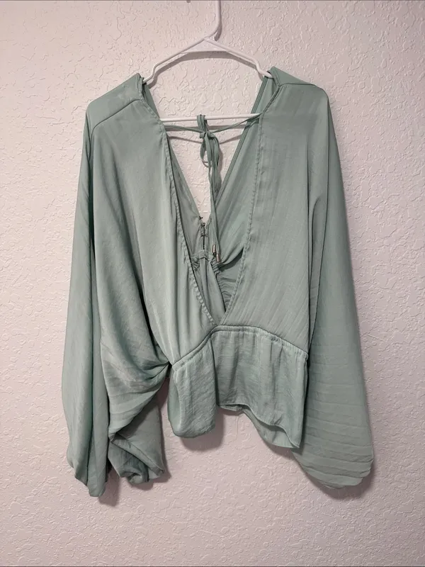 FREE PEOPLE Light Sage Draped V-Neck Top Size Large (Oversized) - Image 4