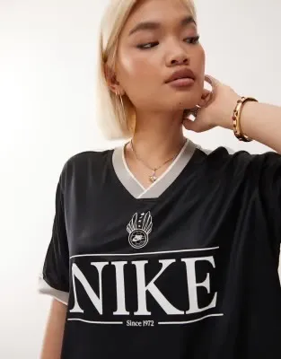 BNWT Women’s Nike V-Neck Jersey Top - Image 7