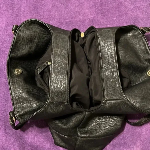Liz Claiborne black handbag with lots of pockets and cute lock accent EUC - Image 9
