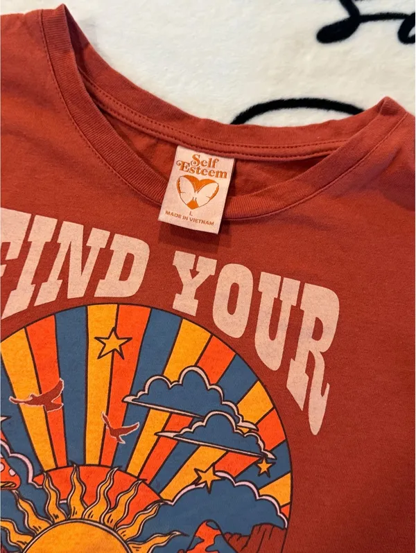 Self Esteem Boho-style retro graphic crop top featuring the text "Find Your Harmony" Size L - Image 3