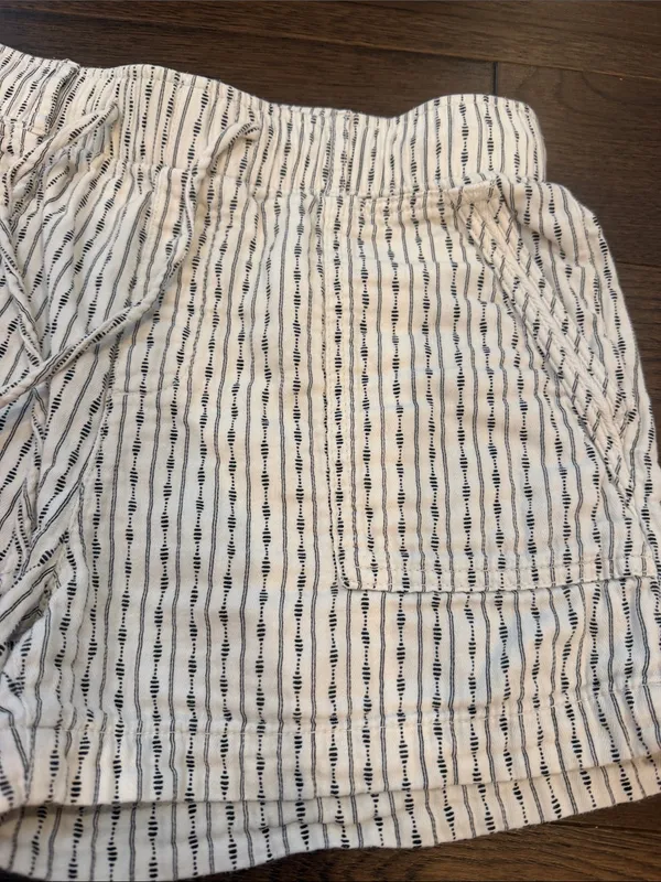 Old Navy White and Navy Patterned Pull-On Shorts Size Small - C31-059 - Image 3