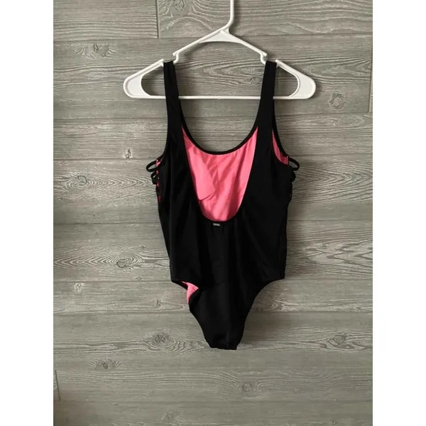 PINK VS one piece flowers black good‎ condition - Image 4