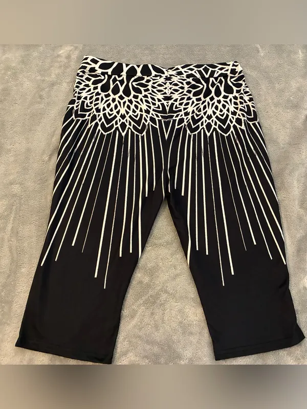 Women’s Capri Black/White Leggings Size XXL - Image 10