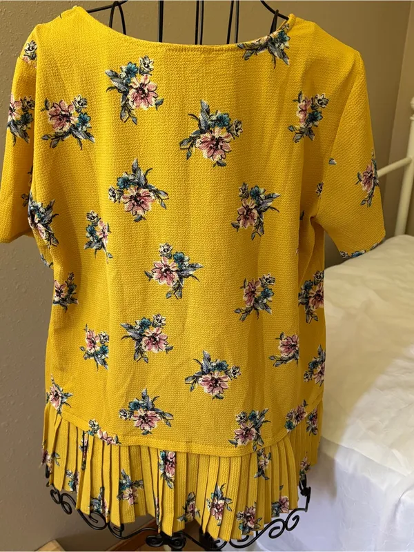 EUC Yellow Floral Short Sleeve blouse with Pleated Hem | Les Amis Women’s M - Image 3