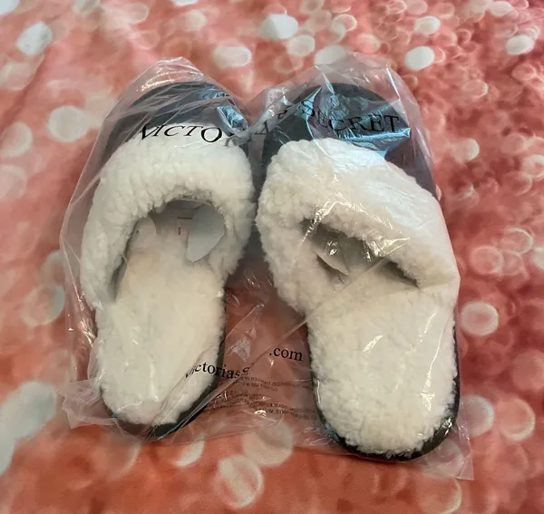 Victoria’s Secret PINK Slippers - Image 4