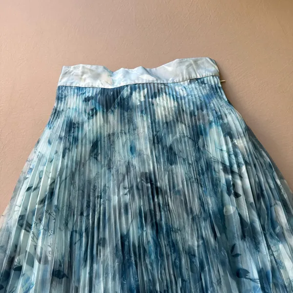Black Dash Volumous Floral Accordion Mesh Midi Skirt - Image 3