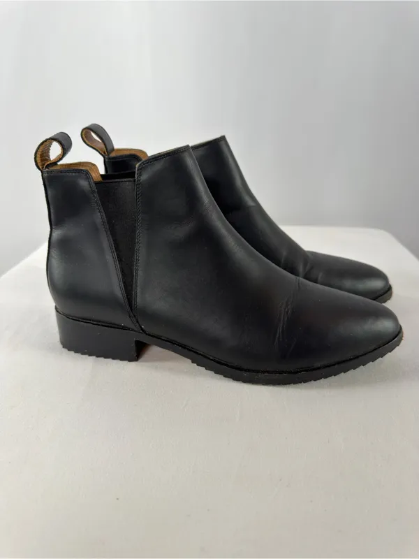 Nisolo Eva Everyday Leather Chelsea Boot in Black Size 8.5‎ - Image 4