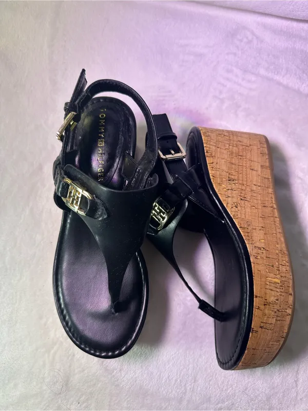 Tommy Hilfiger Black Leather Cork Wedge Thong Sandals with Gold Logo - Image 6