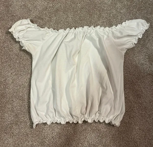 Cropped Top With Ruffled Edges - Image 3