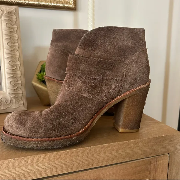 UGG Brienne Suede Ankle Boots Heeled Booties Leather Brown Buckle Size 7.5‎ - Image 7