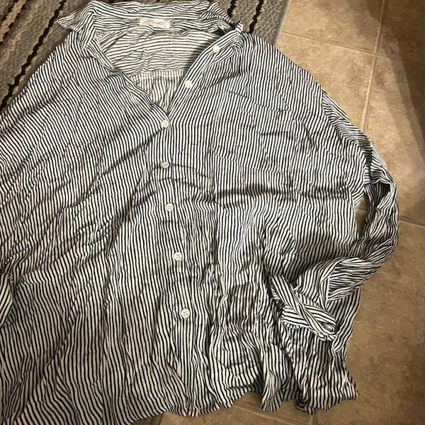Carly Jeans xs/s button down blouse‎ - Image 2