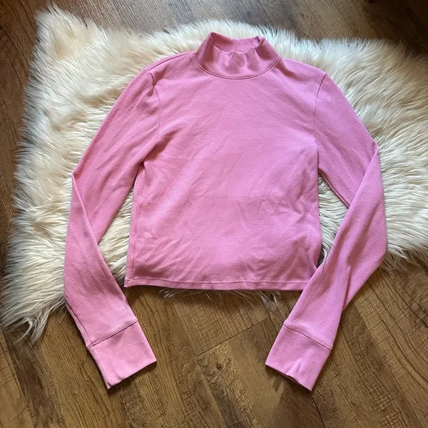 AMERICAN EAGLE Long Sleeve Cropped Hey Baby Mock Neck Tee In Pink - Image 4