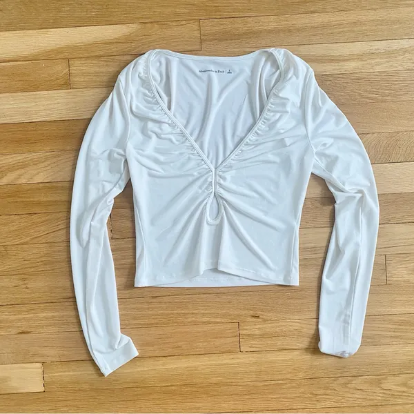 Abercrombie & Fitch Ivory keyhole ruched crop top - Image 4