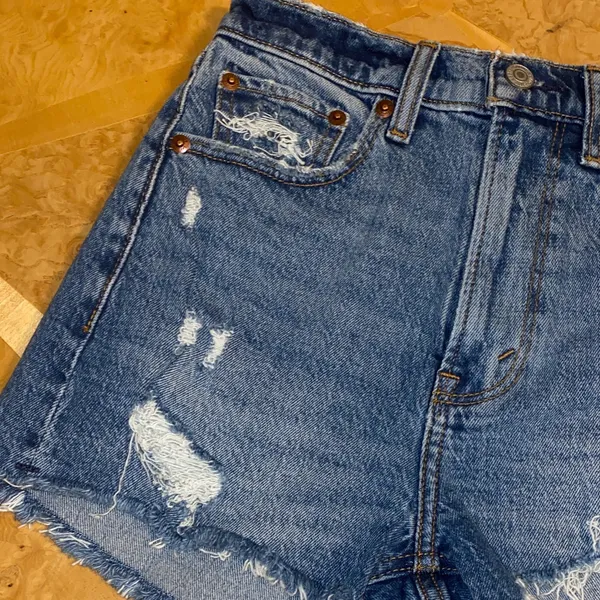 NWT!! Abercrombie & Fitch High Rise The Mom Short Medium Wash Denim Size 24 / 00 - Image 3