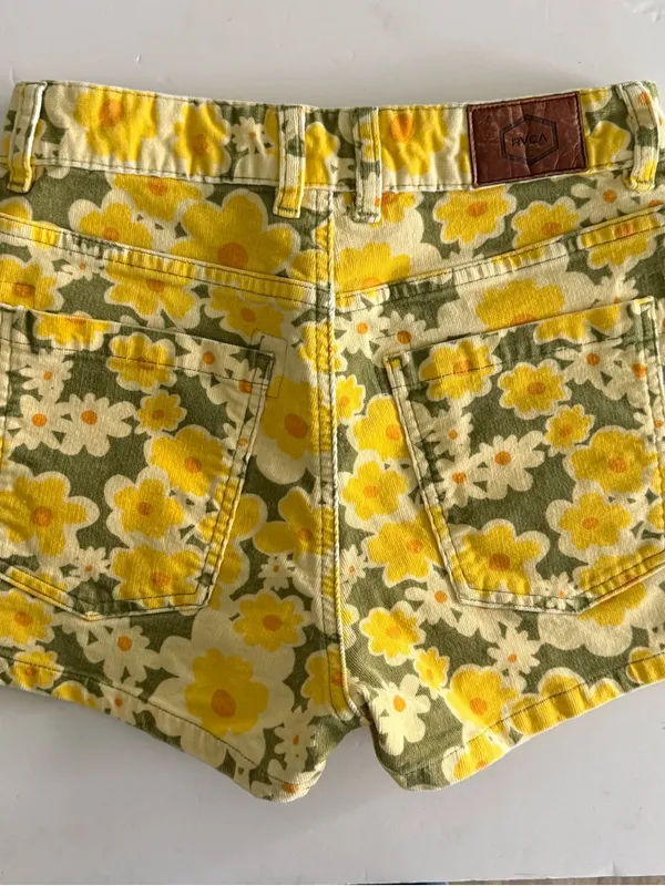 RVCA Bella Cord Shorts in Fern. Size 26 - Image 3