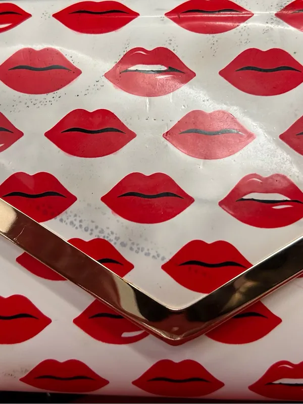 ALDO White Lip-Print Clutch with Gold Chain Strap - Image 10