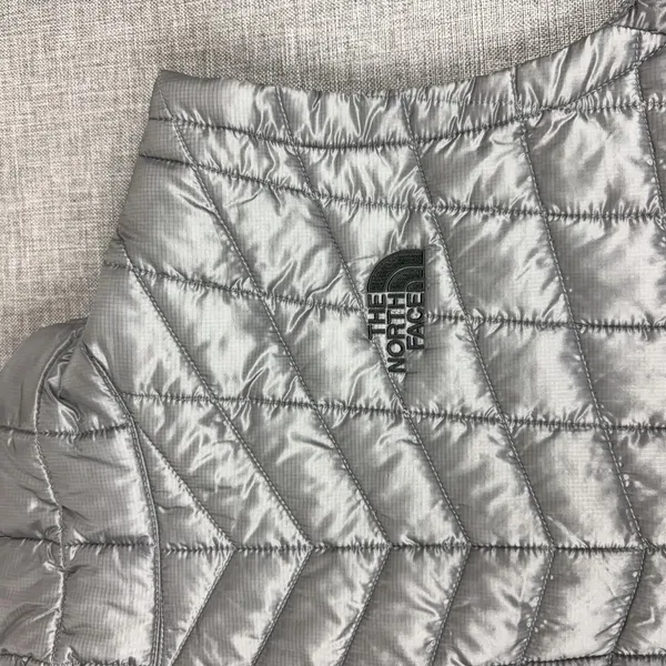 The North Face ThermoBall Puffer Vest Womens Medium Gray Quilted Zip Insulated - Image 13