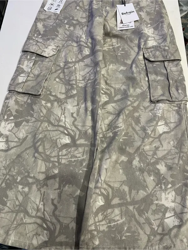 Refrain los Angeles camo printed cargo white leg pants size 9 - Image 3