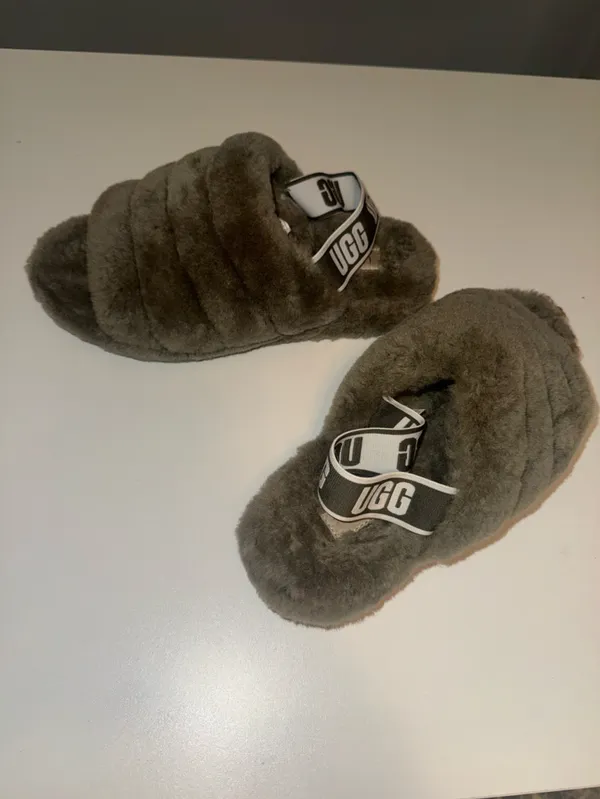 UGG fluff yeah slides size 8 - Image 3
