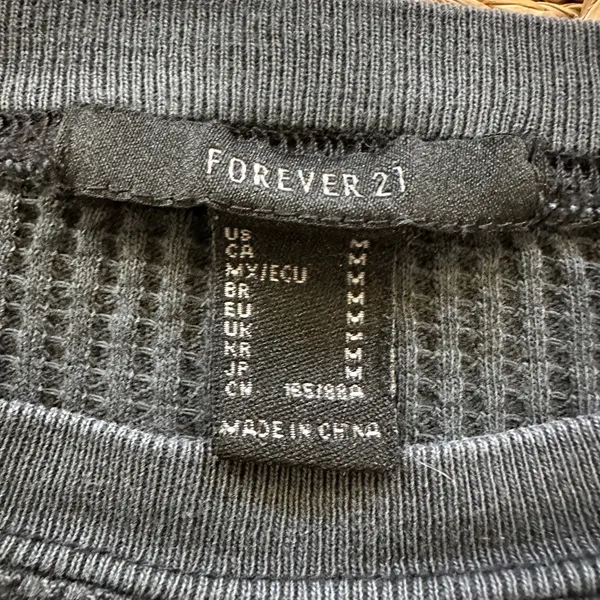 Forever 21 women’s dark gray waffle knit cropped long sleeve round neck top M - Image 4