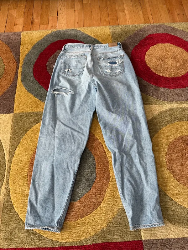 American Eagle Relaxed Mom Jeans High Rise Light Wash Distressed Deep Cut Size 0 - Image 8
