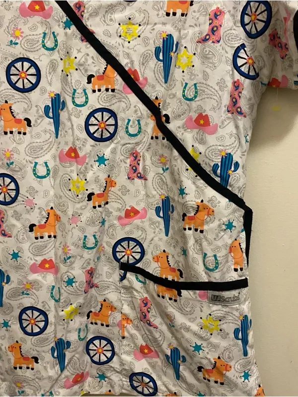 UA Scrubs Womens Scrubs Scrub Top Shirt M 40” Western Horse Cactus Wagon Wheel - Image 5