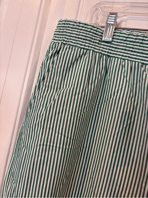 Free assembly white and green stripe crops size large - Image 4