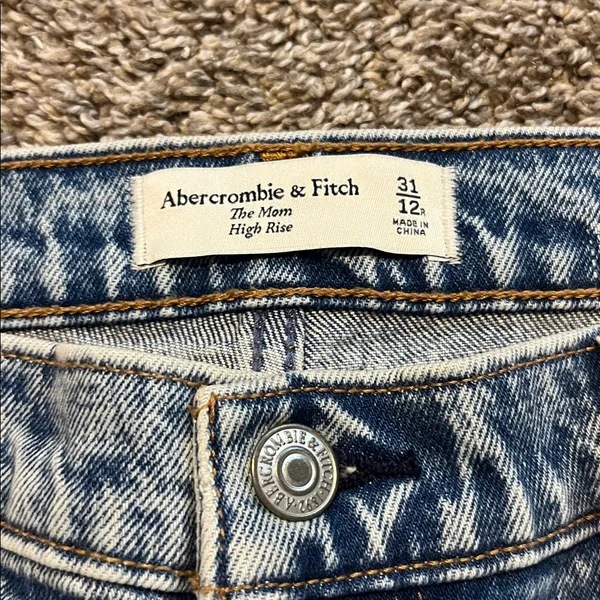 Abercrombie & Fitch Light‎ Wash Distressed Mom High Rise Jeans Size 31/12 - Image 6