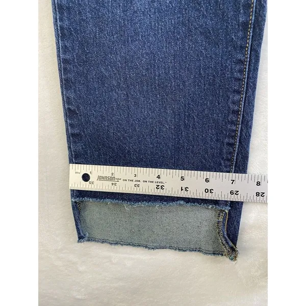 Time and Tru‎ High Rise straight leg crop Jeans Women's sz 10 shark bite Hem - Image 6