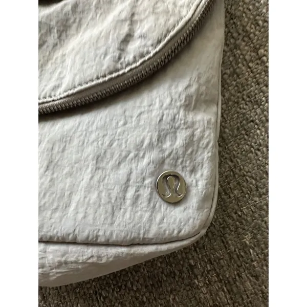 Lululemon Grey Crinkle Nylon Crossbody Bag‎ Adjustable Strap Silver Logo Bag EUC - Image 5