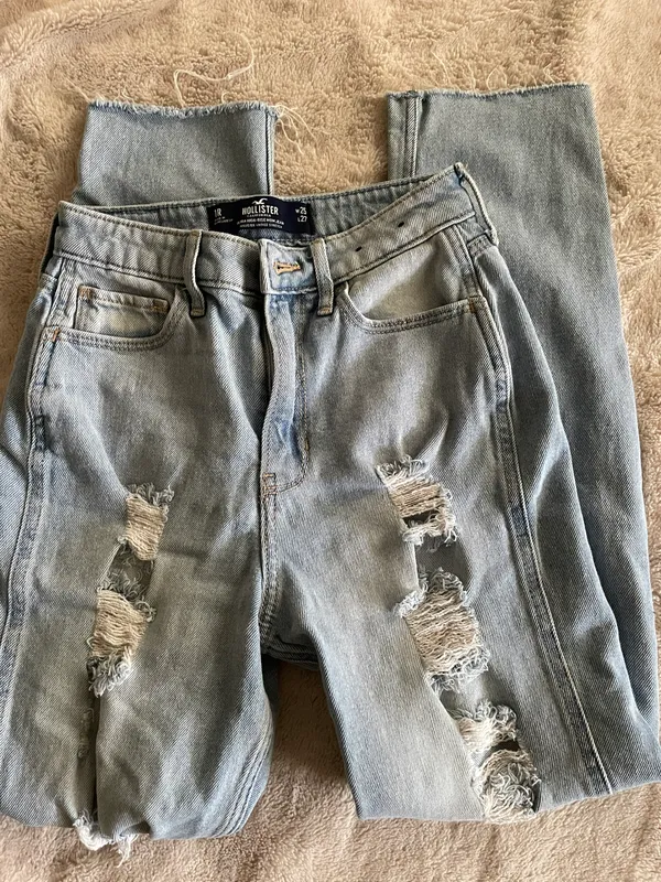 Hollister Light Wash Ripped Jeans - Image 4