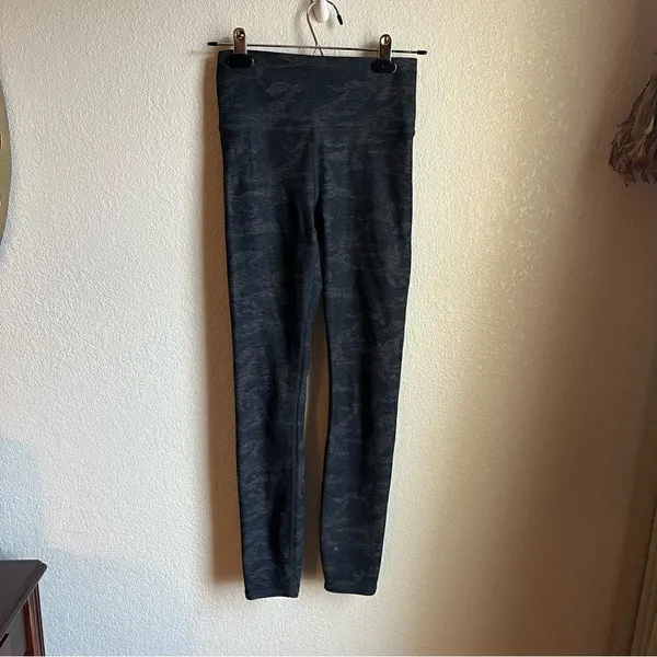 Vuori Gray Navy Camo Legging - Image 3