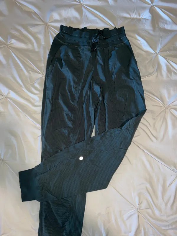 Lululemon Joggers Studio Dance Green Olive Size 6 - Image 5