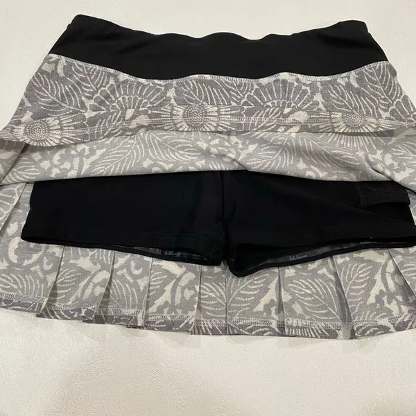 Lululemon Pace Setter Skirt Gray Floral Print Size 4 Running Athletic Skort - Image 4