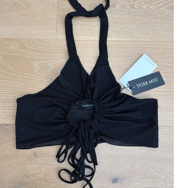 Tiger Mist Cynthia Keyhole Criss Cross Top Size M in Black - Image 2