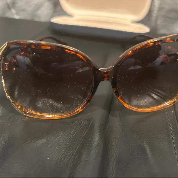 Tortoiseshell Sunglasses with Case Brown - Image 10
