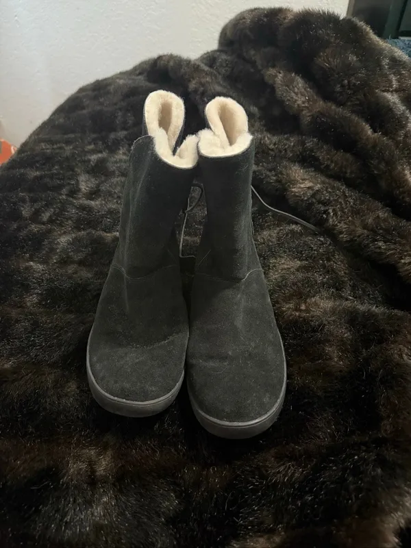 Koolaburra by UGG Shazi Black Suede Shearling Lined Short Winter Boot Sz 9 - Image 2