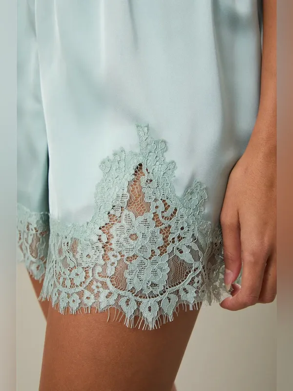 Le Lis: Elastic Waist Lace Trim Shorts Size L - Image 4