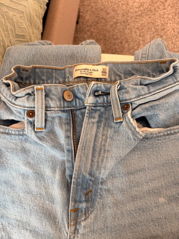 Abercrombie High-Rise Jeans 90s Straight - Image 4